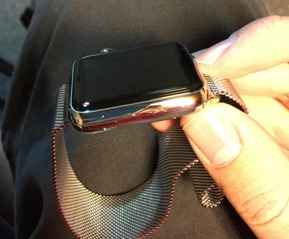 Scratches-appear-on-new-Apple-Watch-units.jpg-2.jpg