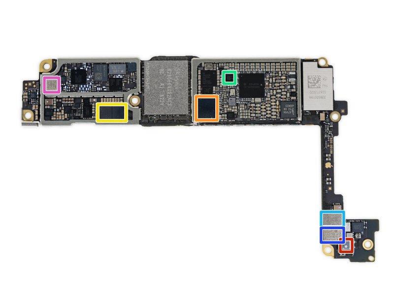 Parte interior da Logic Board repleta de condensadores
