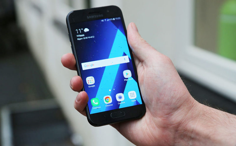 Samsung Galaxy A3 (2017) Android Oreo 8.0 smartphone