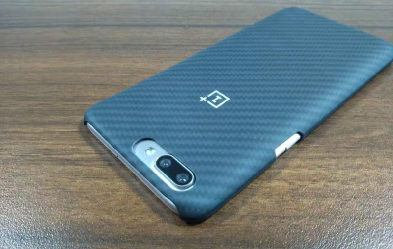 OPPO R11 dentro da capa do OnePlus 5