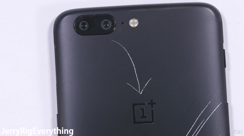 OnePlus 5 passa pela teste de JerryRigsEverything