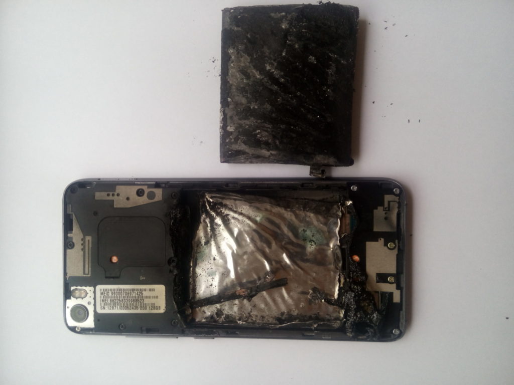 Foto do Xiaomi Mi 5 Pro completamente destruído; Imagem: GizmoChina