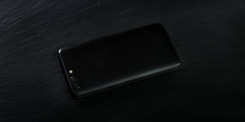 OnePlus 5 e OnePlus 5T sobrepostos