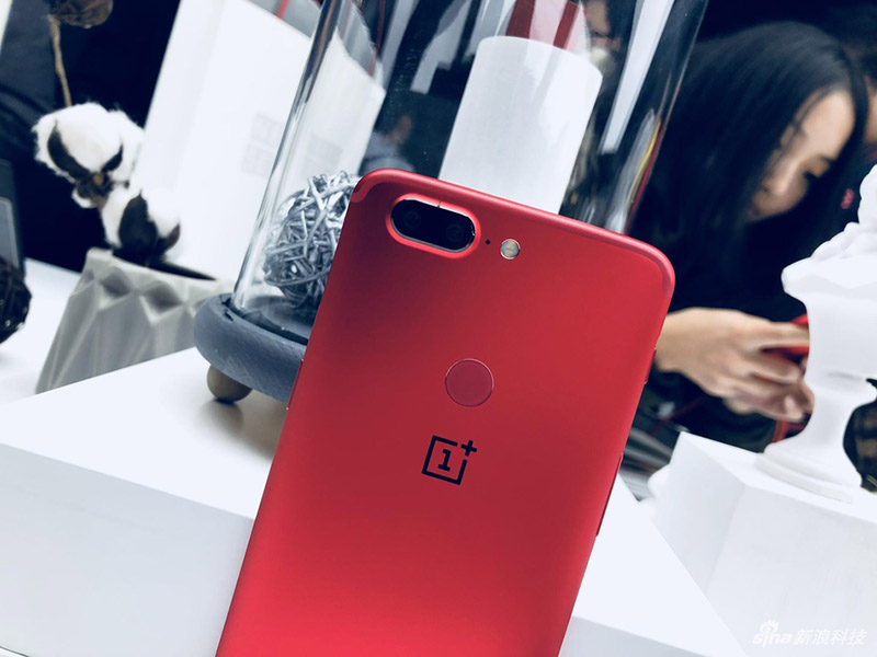 OnePlus 5T Android Oreo Vermelho Lava