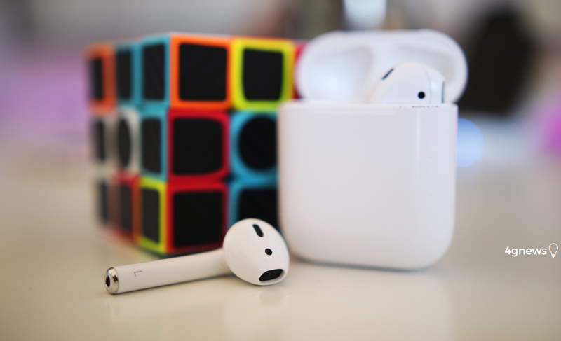 Apple iPhone XS AirPods