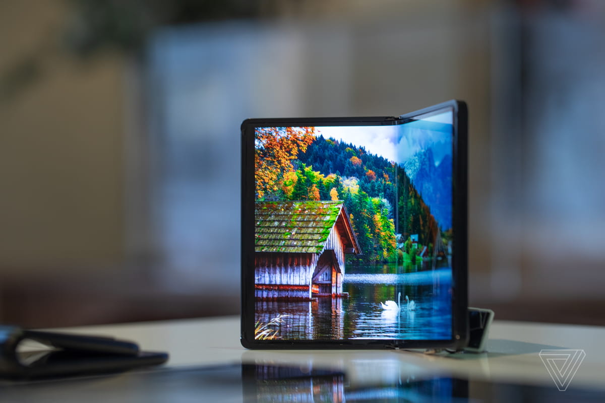 Será este o futuro dos smartphones dobráveis? A TCL acha que sim